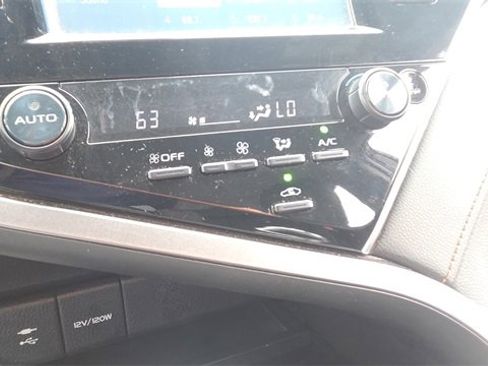 Used 2018 Toyota Camry XLE image 29