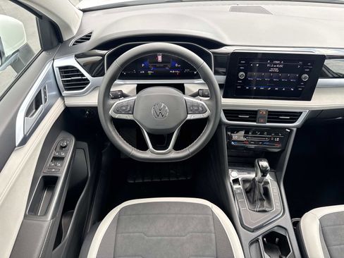 Used 2025 Volkswagen Taos SE w/ Panoramic Sunroof Package image 8