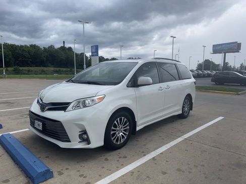 Used 2019 Toyota Sienna XLE FWD image 2