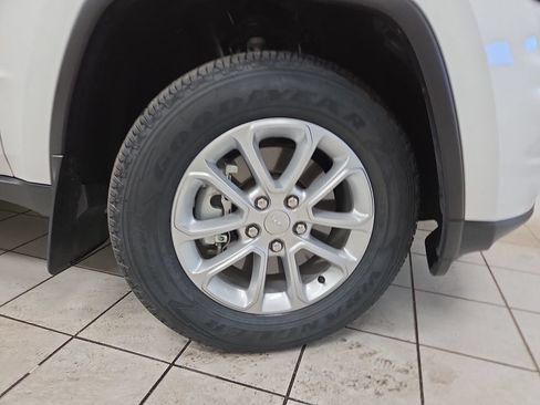 Used 2022 Jeep Grand Cherokee Laredo X AWD/4WD image 8