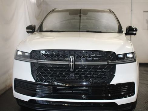 Used 2025 Lincoln Navigator L Reserve w/ Jet Appearance Package AWD/4WD image 3