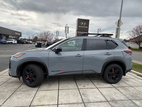 Used 2025 Nissan Rogue SV image 4