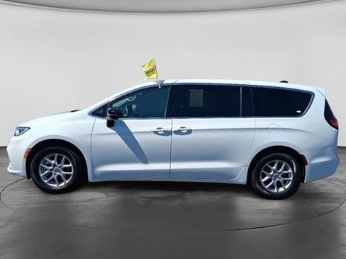 Used 2024 Chrysler Pacifica Touring-L FWD image 4