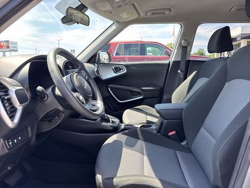 Used 2025 Kia Soul LX w/ LX Technology Package FWD image 11