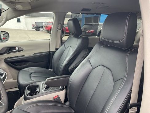 Used 2024 Chrysler Pacifica Touring-L image 14