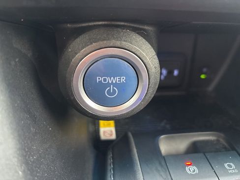 Used 2021 Toyota Venza XLE image 29