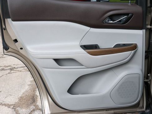 Used 2023 GMC Acadia SLE w/ Driver Convenience Package image 13