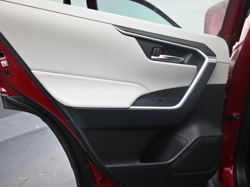 Used 2020 Toyota RAV4 XLE image 17