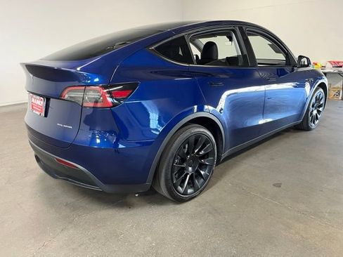 Used 2024 Tesla Model Y Long Range AWD/4WD image 3