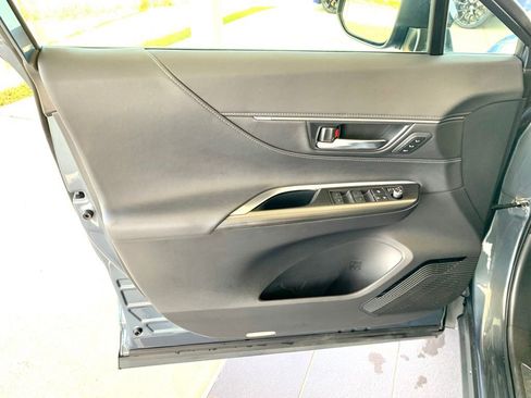 Used 2022 Toyota Venza XLE AWD/4WD image 11