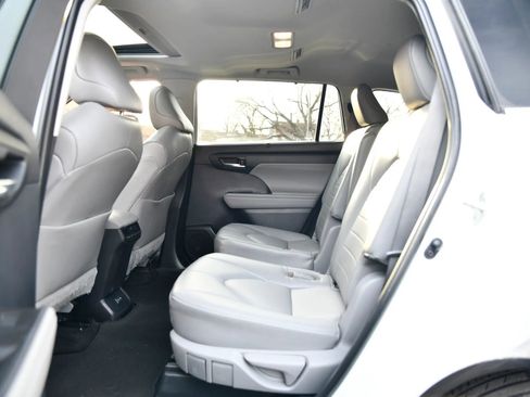 Used 2023 Toyota Highlander XLE image 22