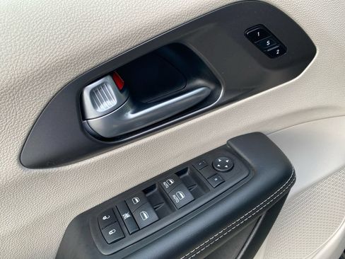 Used 2024 Chrysler Pacifica Touring-L FWD image 21