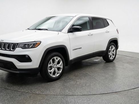 Used 2025 Jeep Compass Latitude AWD/4WD image 3