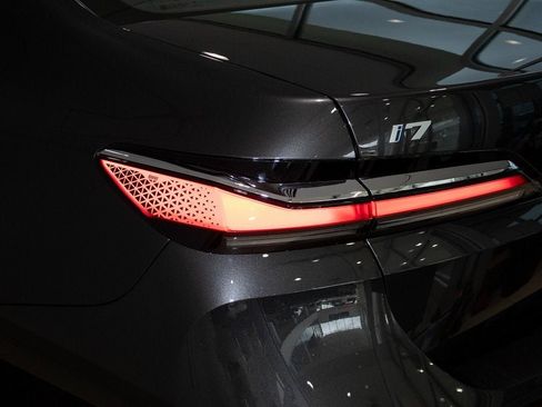 Used 2025 BMW i7 eDrive50 w/ Premium Package image 9