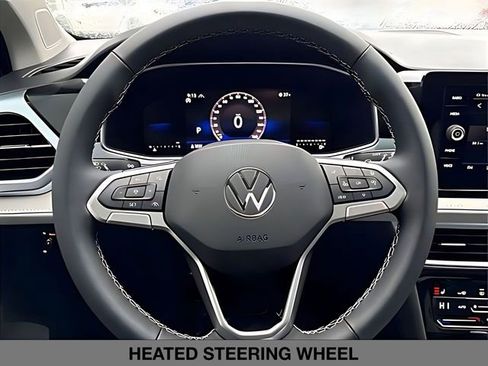 Used 2025 Volkswagen Taos SE w/ Panoramic Sunroof Package image 18