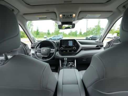 Used 2020 Toyota Highlander Limited FWD image 25