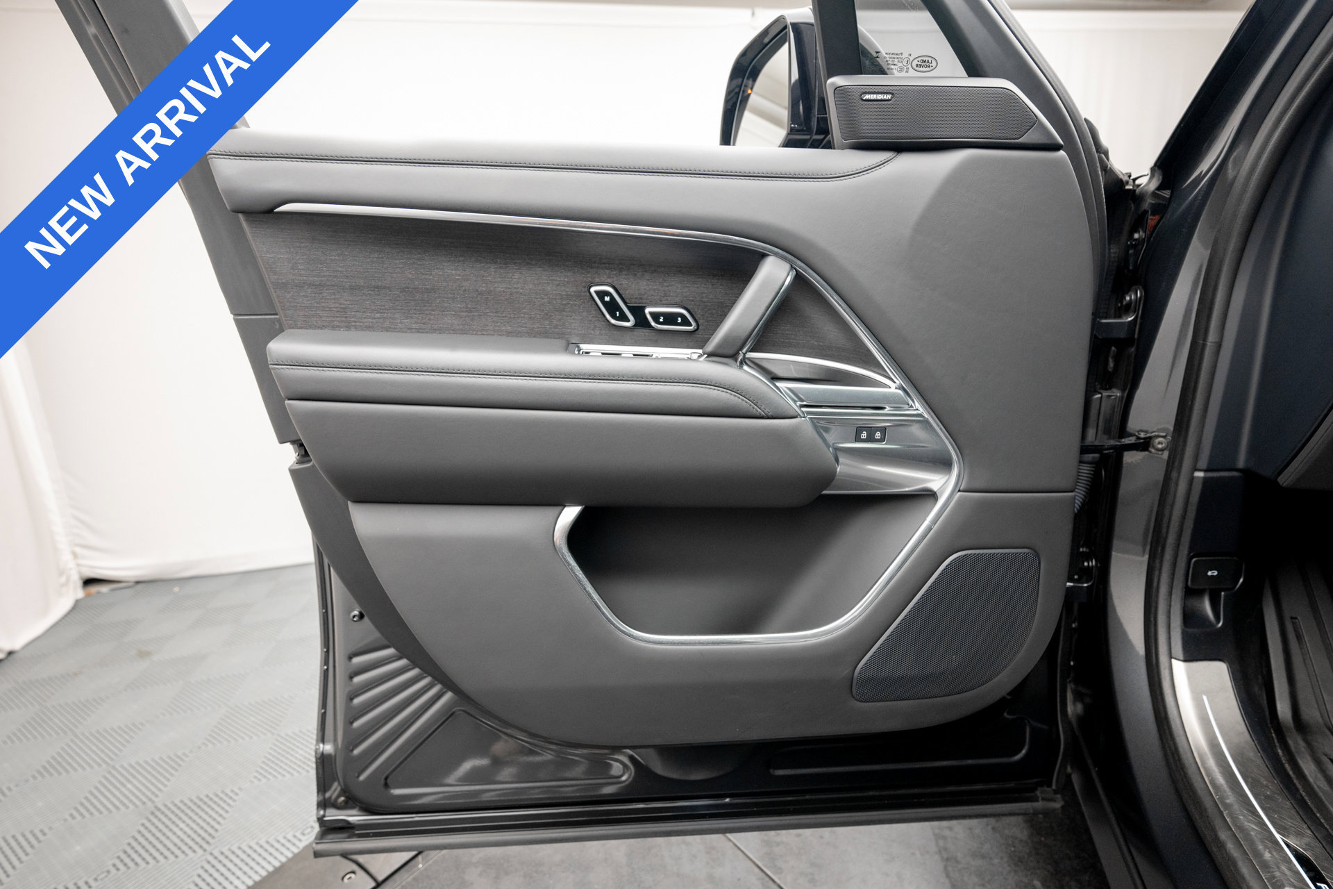 Used 2025 Land Rover Range Rover SE AWD/4WD image 26