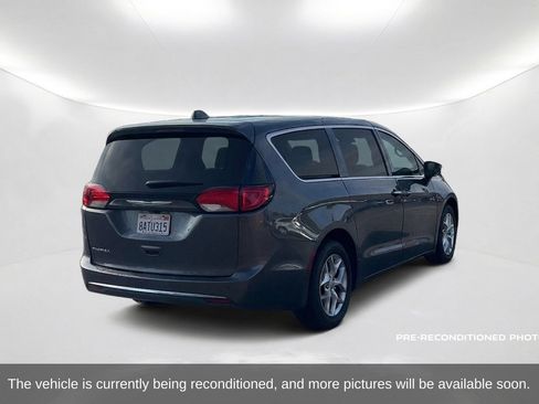 Used 2017 Chrysler Pacifica Touring Plus w/ Tire & Wheel Group FWD image 6