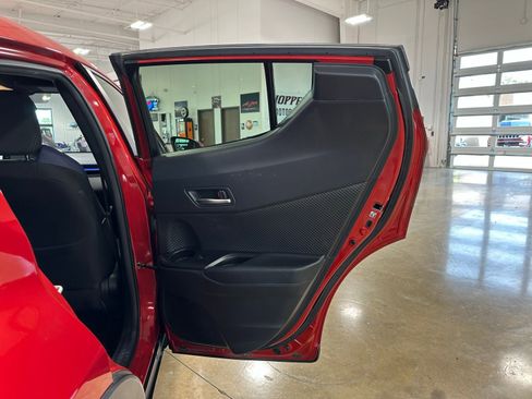 Used 2020 Toyota C-HR XLE FWD image 31
