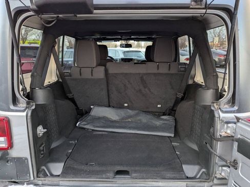 Used 2017 Jeep Wrangler Unlimited Rubicon w/ Connectivity Group AWD/4WD image 17