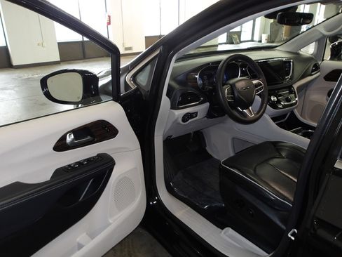 Used 2024 Chrysler Pacifica Limited FWD image 8