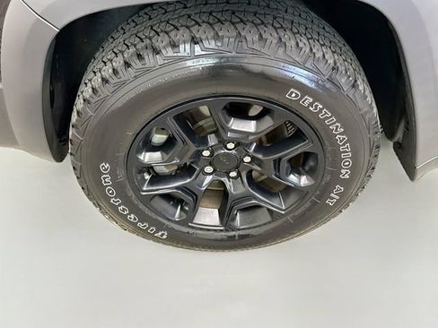 Used 2021 Jeep Cherokee Trailhawk w/ Comfort/Convenience Group AWD/4WD image 30