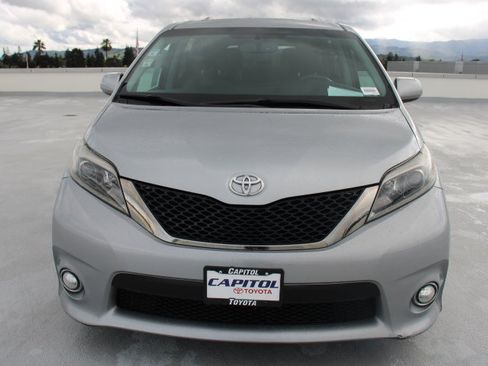 Used 2017 Toyota Sienna SE Premium image 7