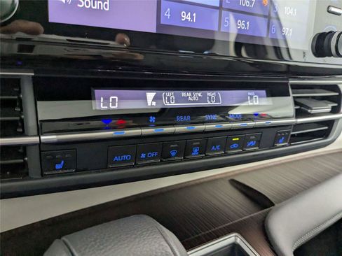 Used 2024 Toyota Sienna XLE FWD image 22