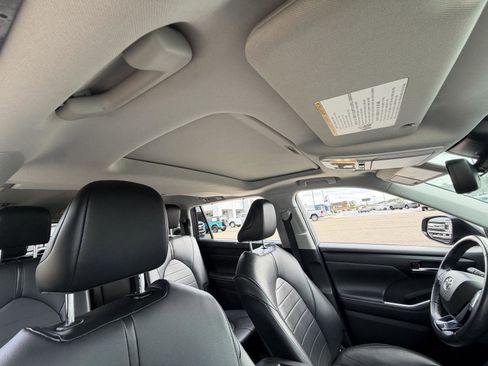 Used 2021 Toyota Highlander XLE image 22