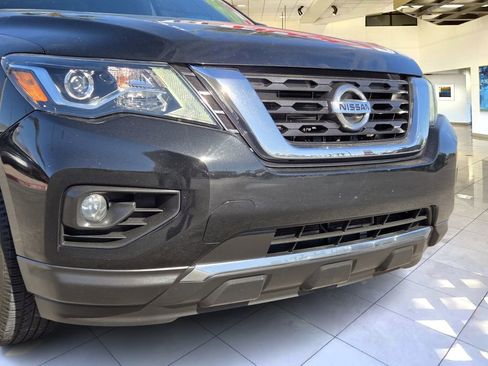 Used 2019 Nissan Pathfinder SV image 2
