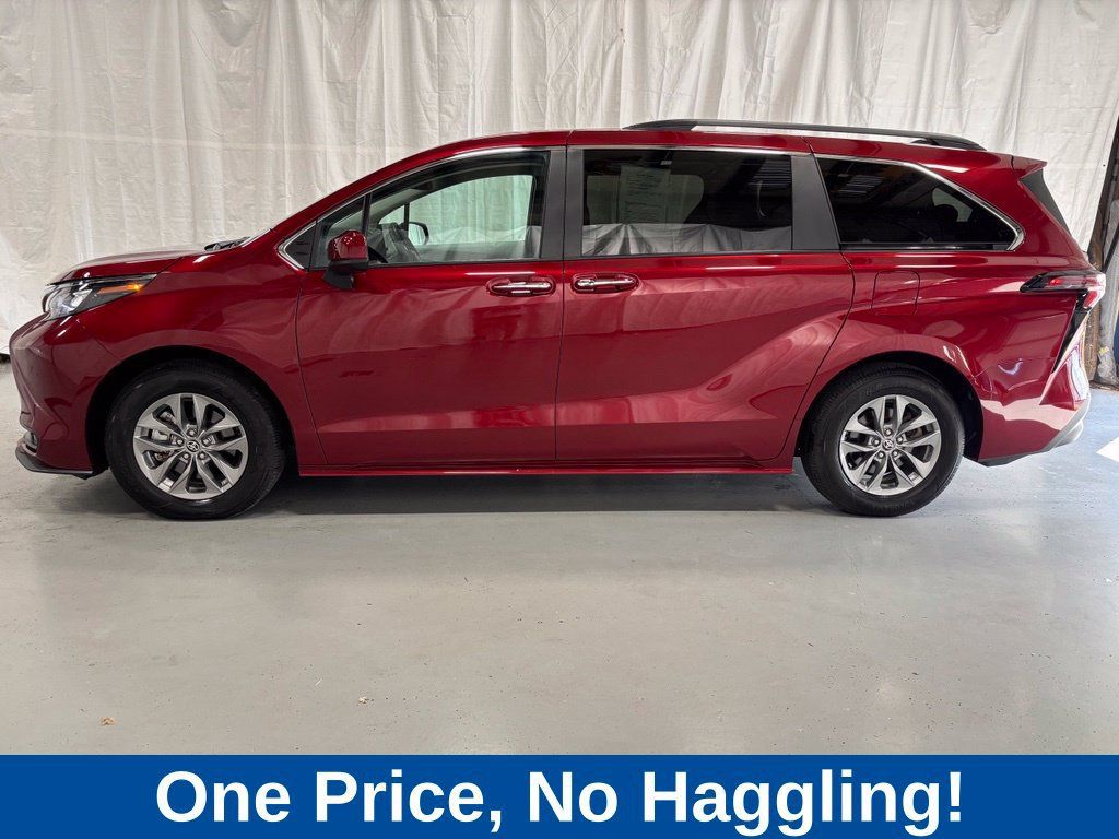 Used 2026 Toyota Sienna XLE AWD/4WD image 4