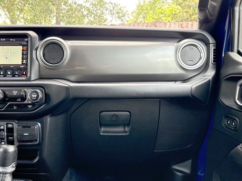 Used 2019 Jeep Wrangler Unlimited Sahara AWD/4WD image 34