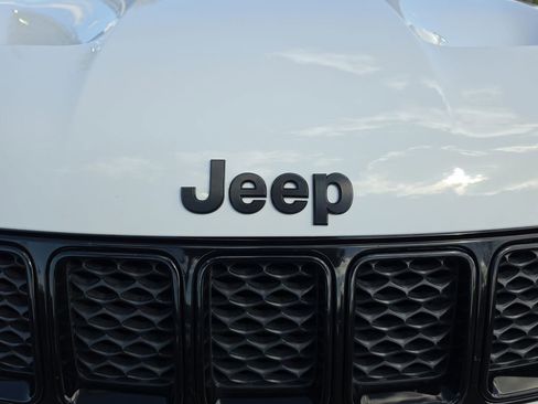 Used 2018 Jeep Grand Cherokee SRT image 36