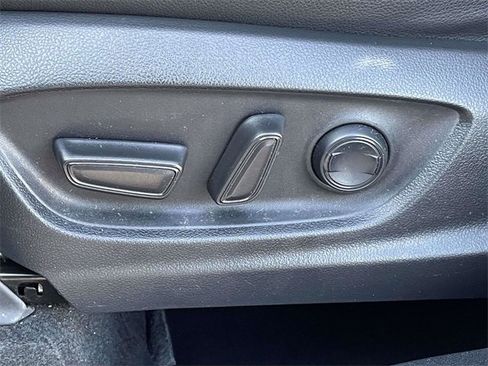 Used 2023 Toyota Corolla Cross XLE image 19