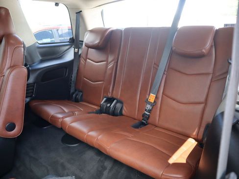 Used 2018 Cadillac Escalade Luxury AWD/4WD image 16