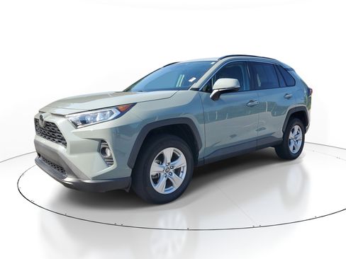 Used 2020 Toyota RAV4 XLE w/ Convenience Package FWD image 3