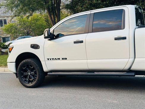 Used 2019 Nissan Titan SV w/ SV Convenience Package image 11