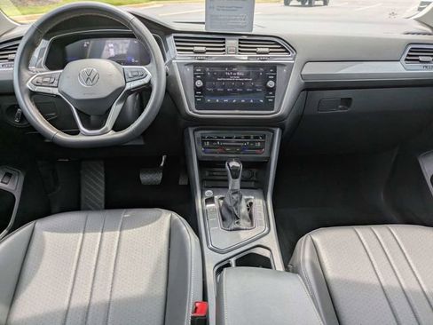 Certified 2024 Volkswagen Tiguan SE w/ Panoramic Sunroof Package FWD image 17