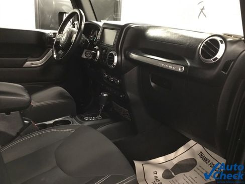 Used 2015 Jeep Wrangler Unlimited Rubicon w/ Connectivity Group AWD/4WD image 42