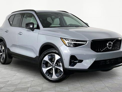 Used 2025 Volvo XC40 B5 Plus w/ Protection Package Premier AWD/4WD image 4