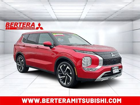 Used 2024 Mitsubishi Outlander SE image 1