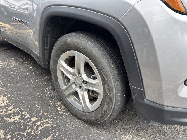 Used 2024 Jeep Compass Latitude AWD/4WD image 3