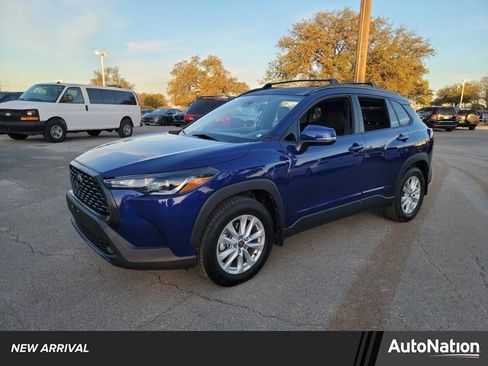 Used 2022 Toyota Corolla Cross LE image 1