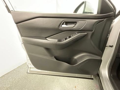 Used 2025 Nissan Rogue SV FWD image 9