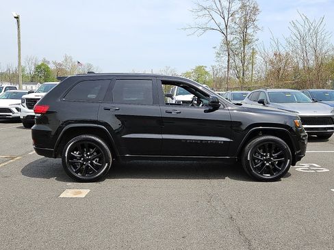 Used 2022 Jeep Grand Cherokee Laredo X AWD/4WD image 7
