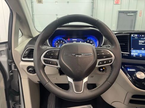 Used 2024 Chrysler Pacifica Touring-L image 6