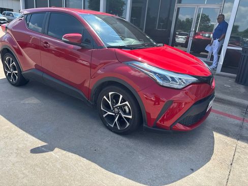 Used 2021 Toyota C-HR XLE FWD image 3