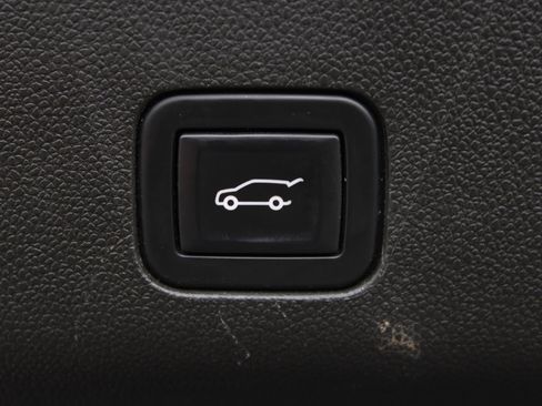 Used 2022 Chevrolet Tahoe Z71 w/ Luxury Package image 9