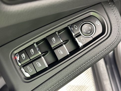 Certified 2025 Porsche Macan image 13