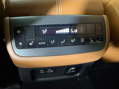 Used 2022 Nissan Pathfinder Platinum w/ Cargo Package AWD/4WD image 39